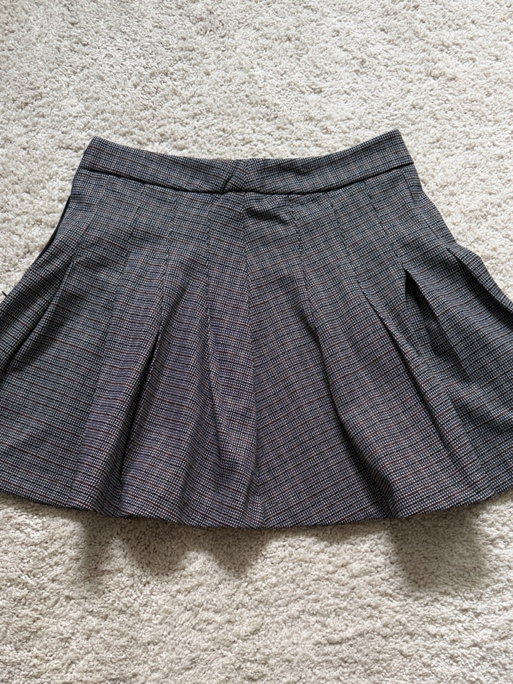 Pleated Mini Skirt in Charcoal Houndstooth - side zipper